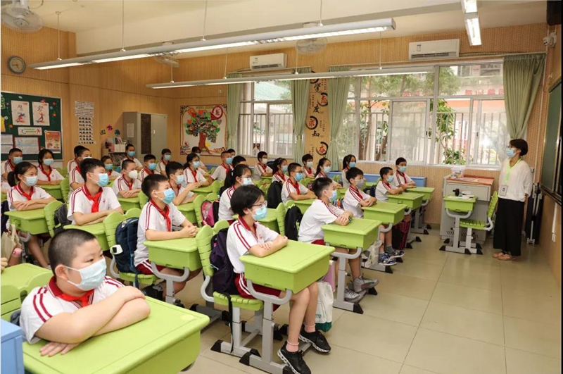 黄播
协和小学学生单人单桌上课.jpg