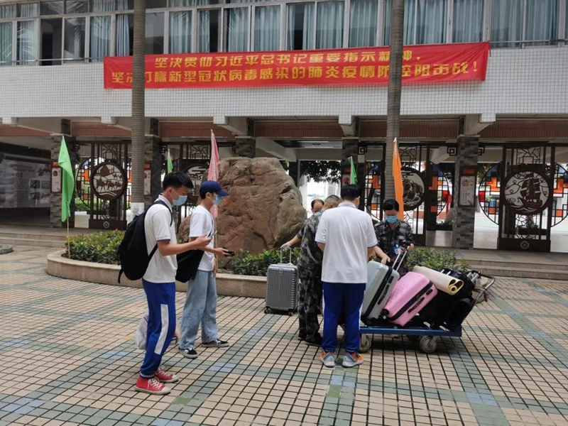 黄播
商贸职业学校宿舍教官为学生搬运行李。.jpg