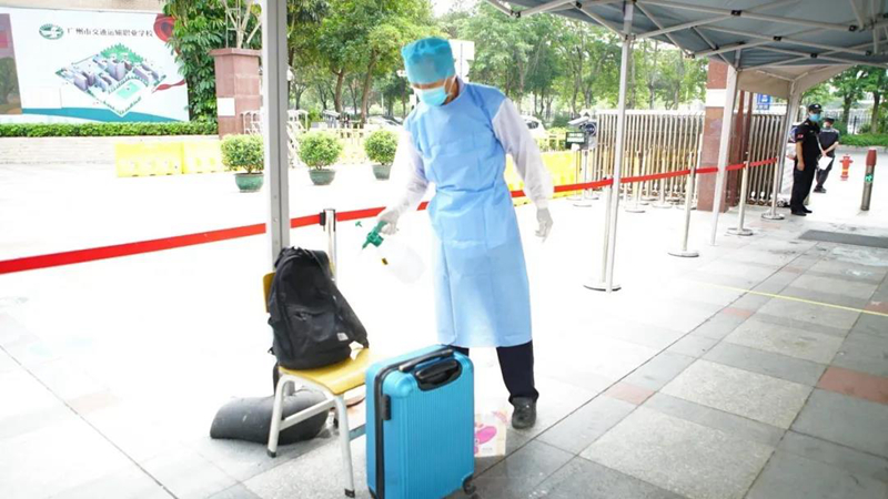 黄播
交通运输职业学校医务人员帮学生消毒行李。.jpg