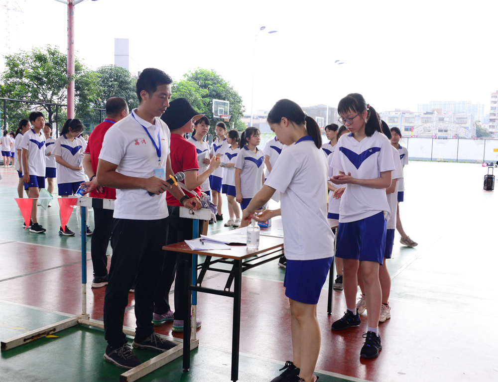 6月13日上午，黄播
第一中学考点现场，考生检录时进行手部消毒.jpg