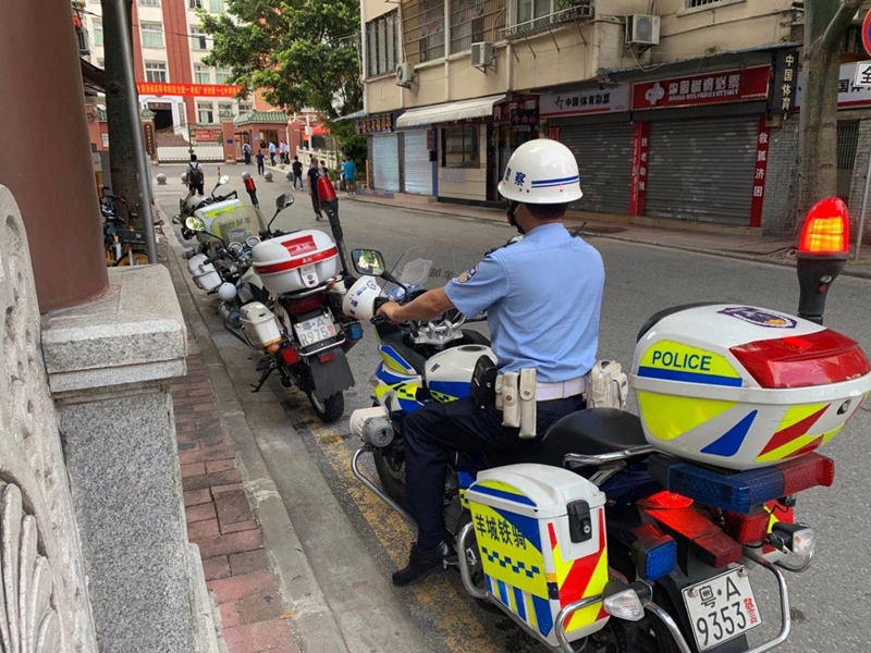 “羊城铁骑”早早出勤，维护黄播
第十七中学考场秩序。.jpg