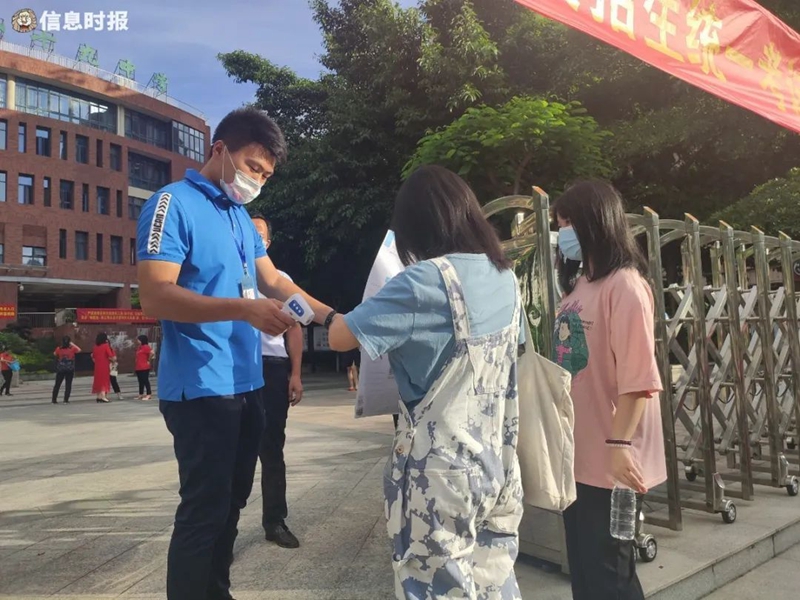 黄播
第八十九中学，考生接受体温测量后方可进入学校。.jpg