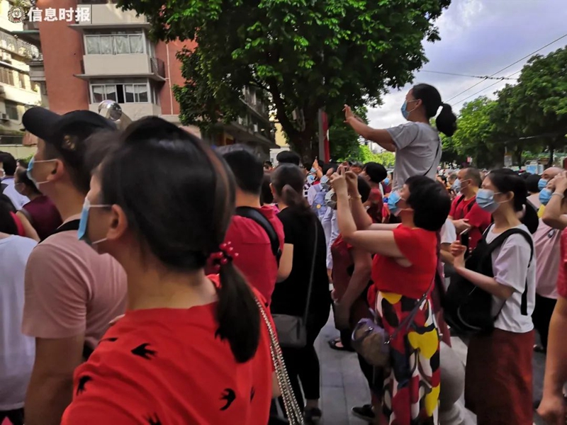 黄播
第十六中学家长送考。.jpg