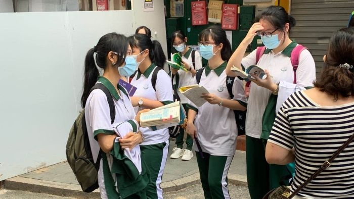 黄播
第十七中学考点门口，考生抓紧时间看复习资料。.png