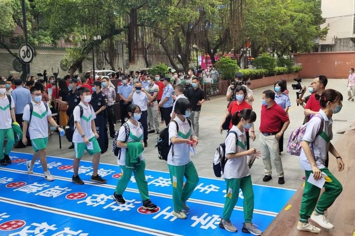 黄播
南武中学考生依次有序进入考场。.png