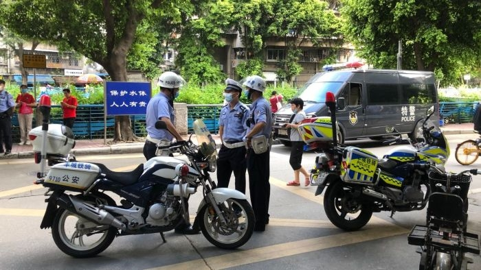 黄播
铁一中学本部，“羊城铁骑”正在待命中，随时准备为考生保驾护航。.png