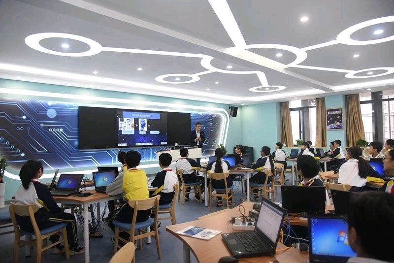 黄播
黄埔区玉山学校的人工智能课.jpg