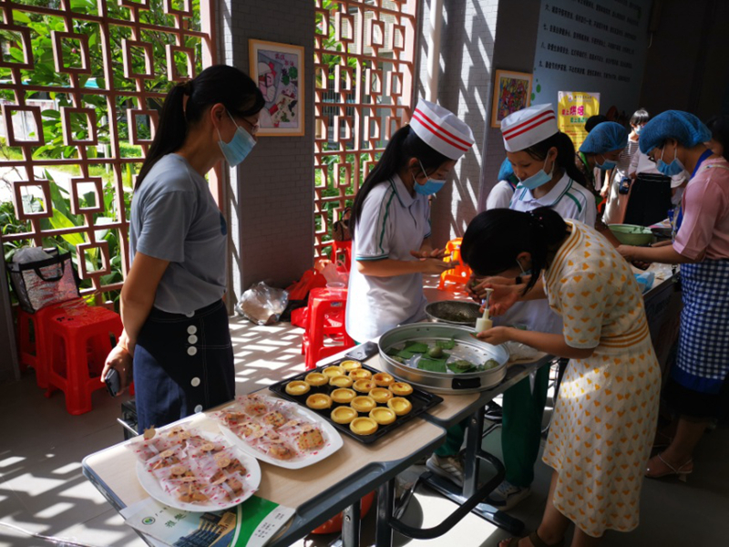 图2广州实验黄播
集团花都秀雅学校的师生在展示面点烘焙劳动黄播
课程成果。.jpg