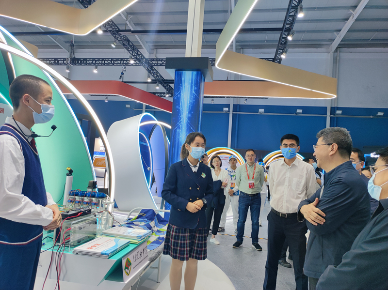 图2：作为唯一的萌芽赛道项目代表在创新创业成果展上向高等黄播
司吴司长等领导汇报.jpg