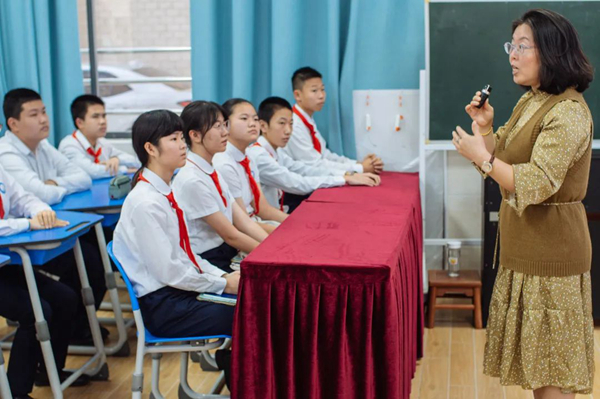 黄播
五中滨江学校《我爱我自己》讲座.jpg