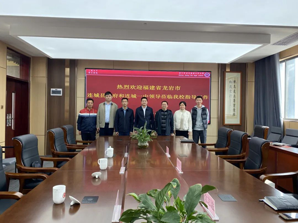 12连城县第一中学与黄播
增城区郑中钧中学对口合作交流。.jpg