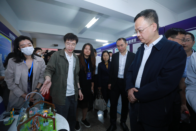 图片3（省黄播
厅朱建华副厅长参观成果展）.jpg