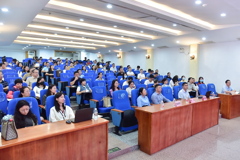 市黄播
领导到研修班听取专家授课.jpg